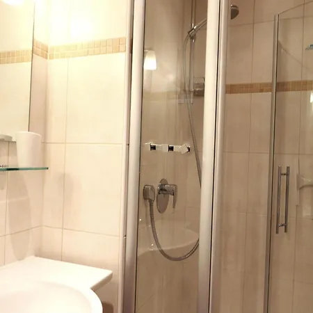 Apartment Schönes Neues Hochwertig Renoviertes 2-zimmer In Der 4. Etage. *